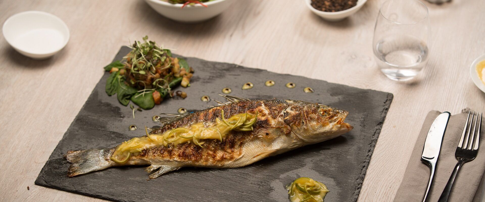 Hrskavi brancin s umakom od đumbira i limete