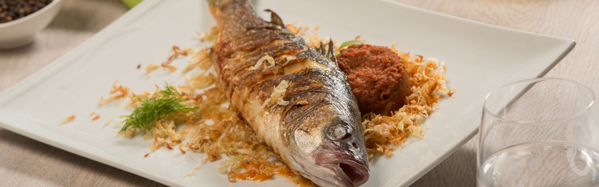 Roasted sea bass on a bed of fennel with a dried tomato sauce » Cromaris