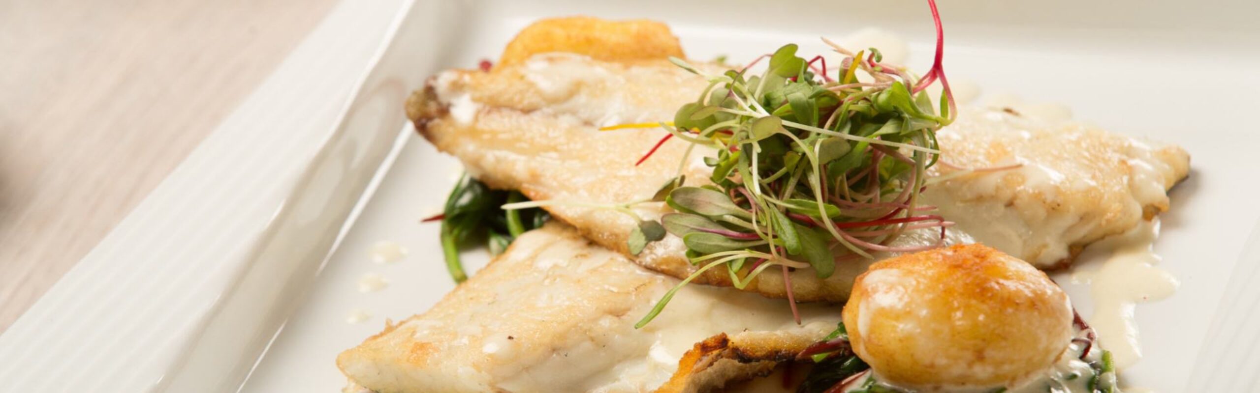 Filet orade s baby-blitvom, špinatom i mladim krumpirom u umaku od vrhnja