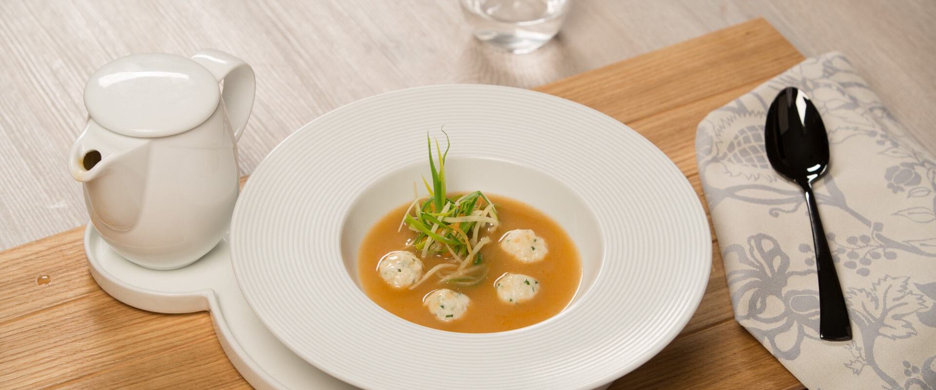 Gusta riblja juha s okruglicama od brancina