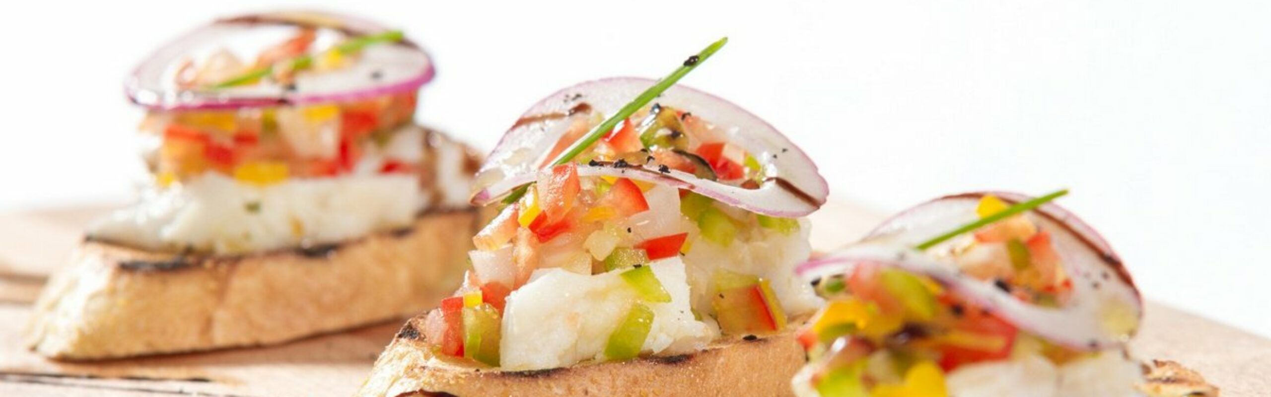 Bocconcini di canapè con pesce marinato e verdure