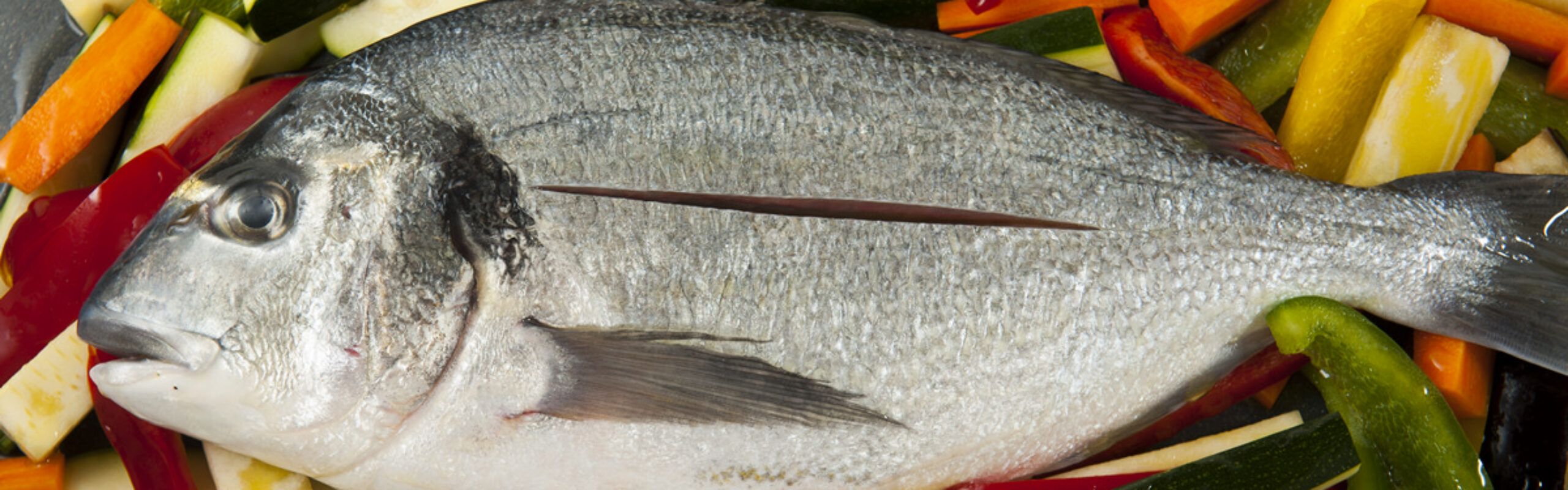 Orada al forno s povrćem, medom i prošekom