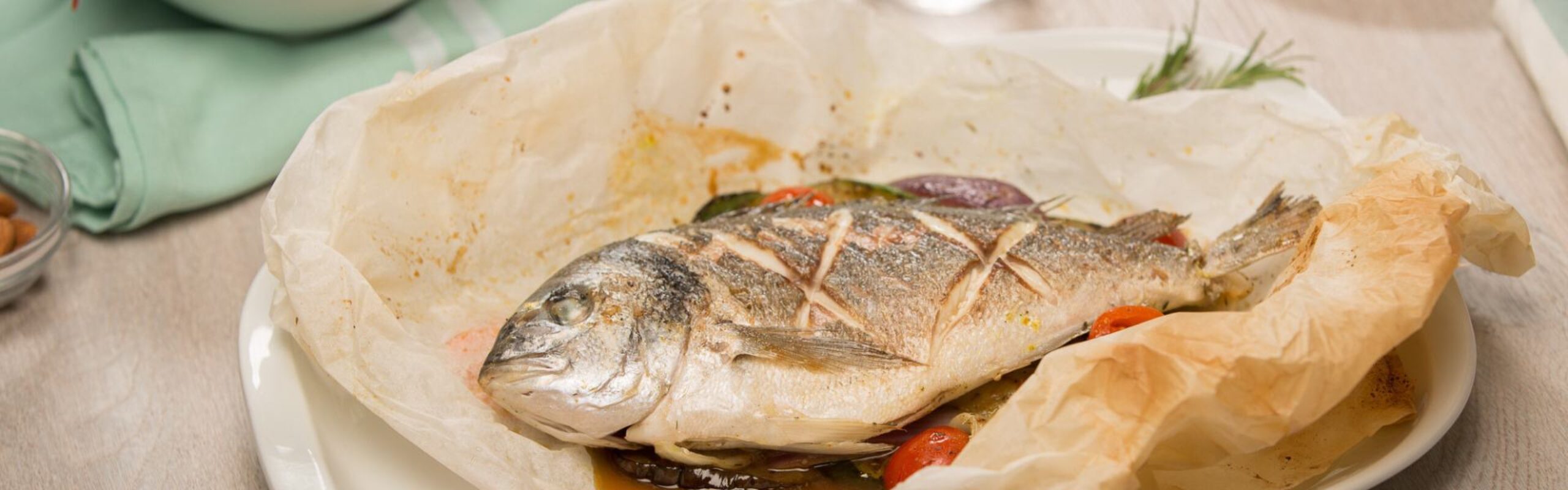 Orada s aromatičnim povrćem pečena u škartocu