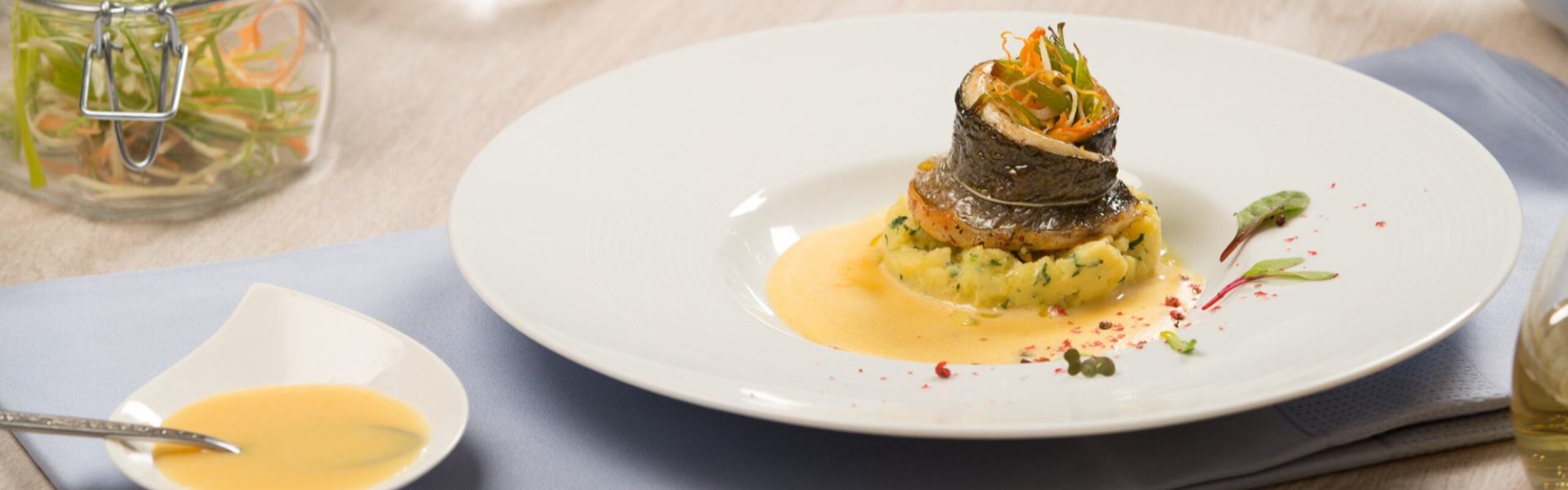 Rolice fileta brancina na podlozi od krumpira s umakom od pjenušca