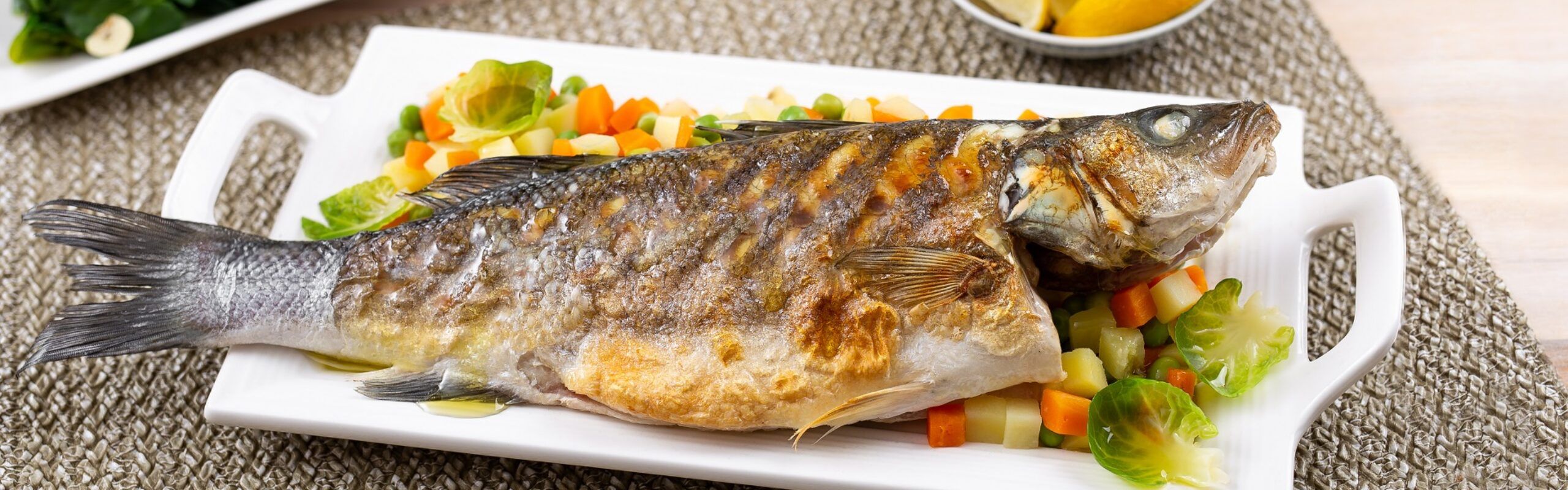 Branzino con verdure cotte e cavolini di Bruxelles