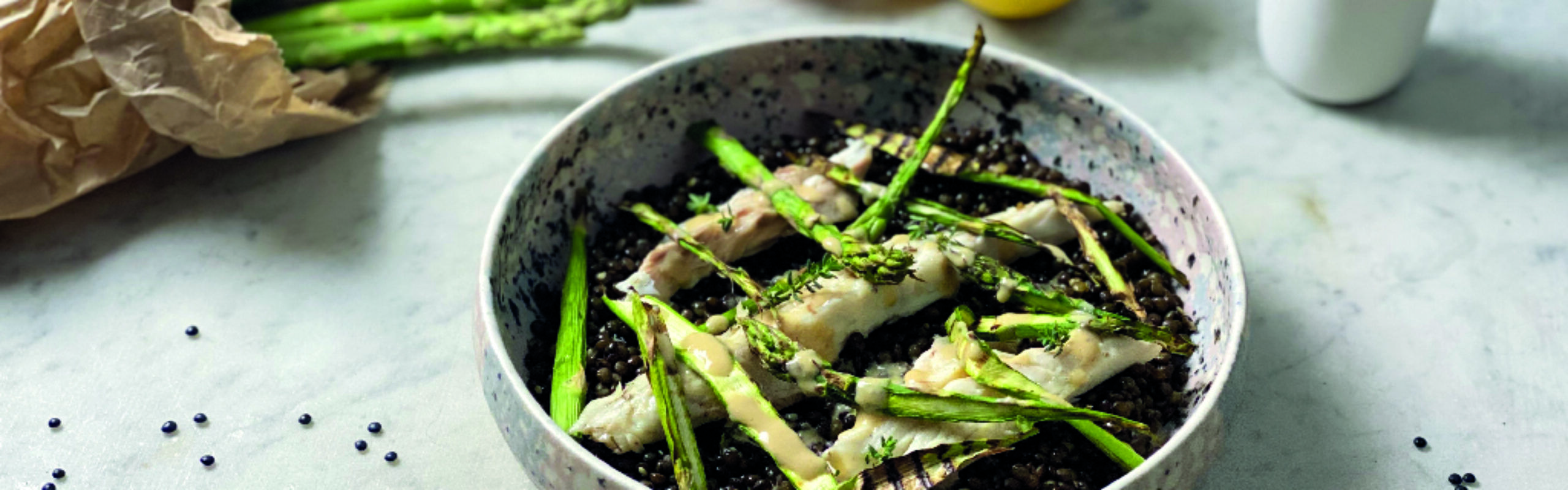 Pečeni brancin sa šparogama i crnom lećom