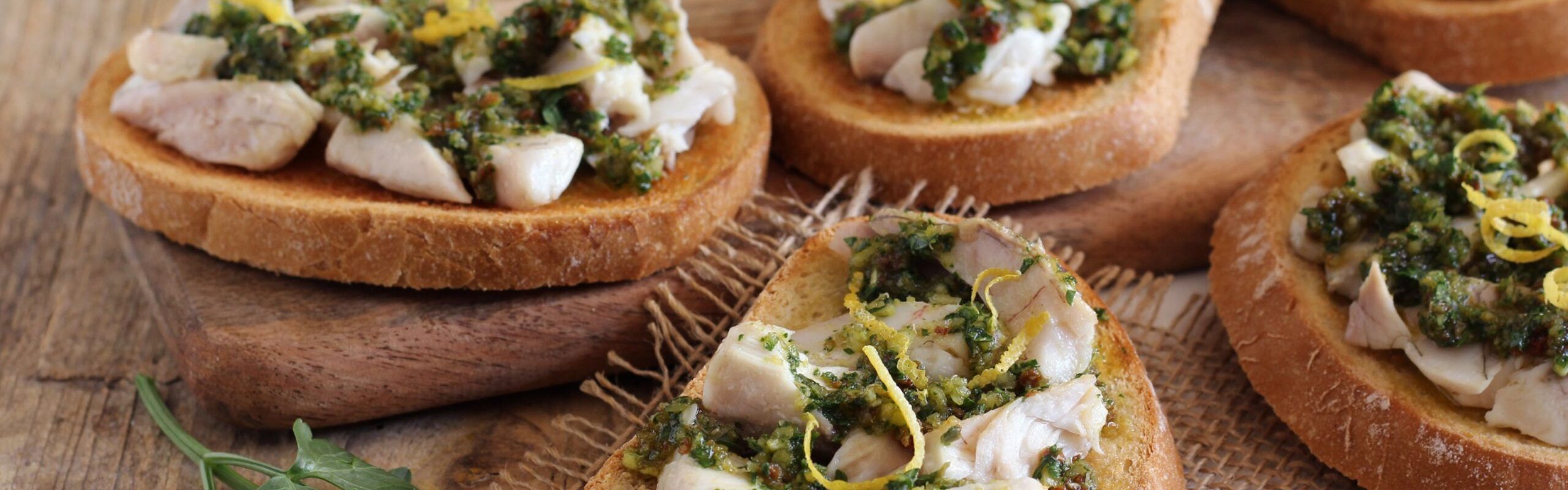 Lemon-scented fish “crostoni”