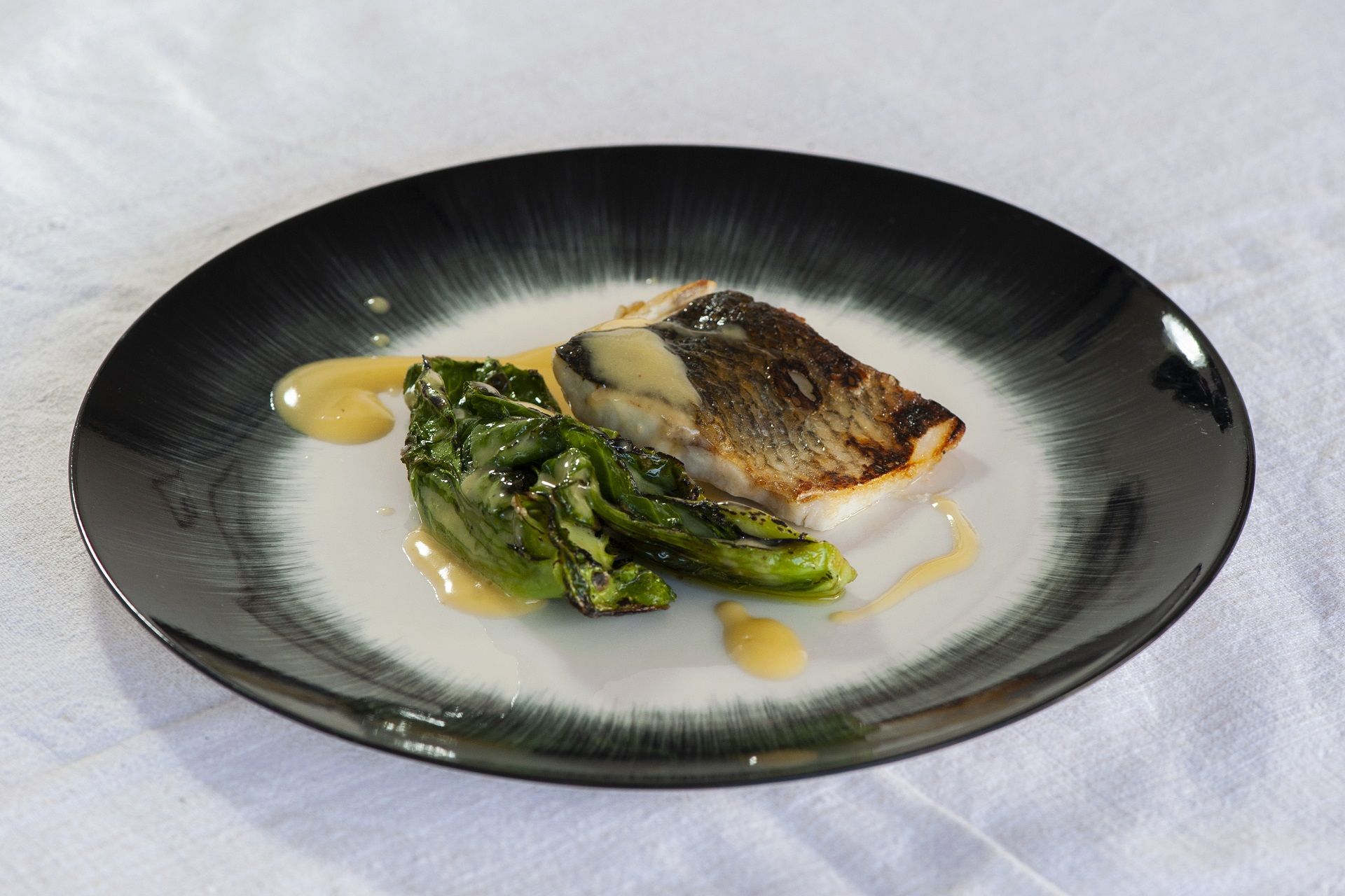 Filetto di branzino al vapore, beurre blanc e cavoletti di Bruxelles 