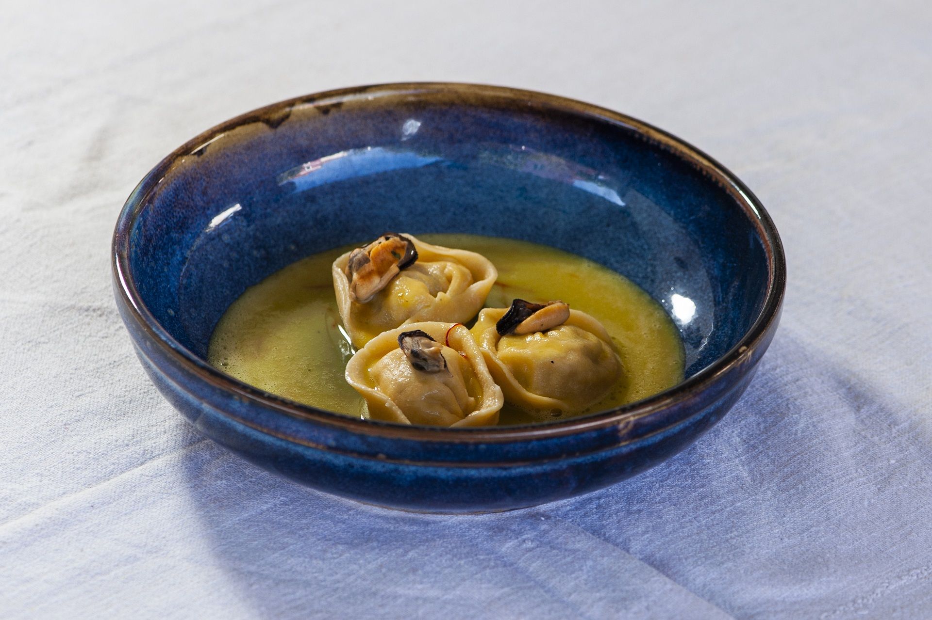 Cappellacci al branzino, salsa vellutata di pesce con zafferano e cozze 