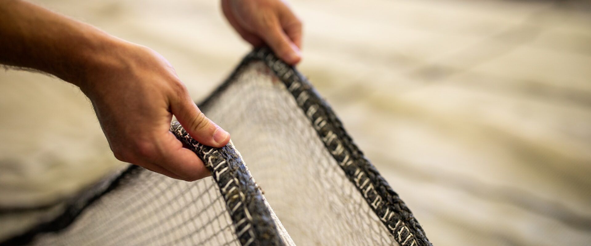 Radnik na čišćenju mreža